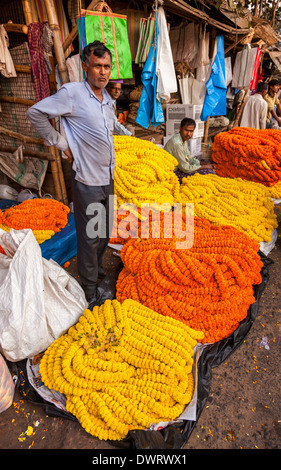 Blumenverkäuferin, Malik Ghat Blumenmarkt, Kolkata, Westbengalen, Indien Stockfoto