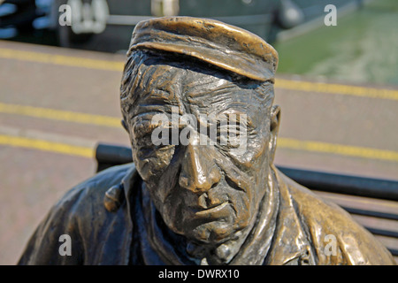 Nahaufnahme einer Bronze-Skulptur eines Fischers, gekleidet in traditioneller Tracht von Volendam, Nordholland, Niederlande. Stockfoto