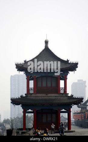 Innenstadt von Xi ' an, mit Blick auf die Stadtmauer Stockfoto