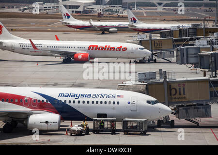 Sepang, Malaysia. 11. März 2014. Malaysian Airline System Bhd (MAS) Flugzeuge stehen auf dem Rollfeld in Kuala Lumpur International Airport (KLIA) in Sepang, Malaysia Credit: Asien Datei/Alamy Live News Stockfoto