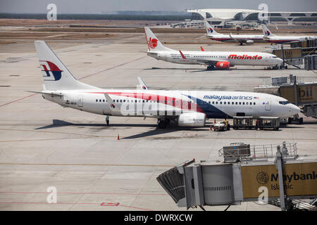 Sepang, Malaysia. 11. März 2014. Malaysian Airline System Bhd (MAS) Flugzeuge stehen auf dem Rollfeld in Kuala Lumpur International Airport (KLIA) in Sepang, Malaysia Credit: Asien Datei/Alamy Live News Stockfoto