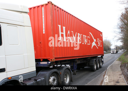 Ein Sattelschlepper Reisen entlang der A12-Straße in Essex, England Stockfoto