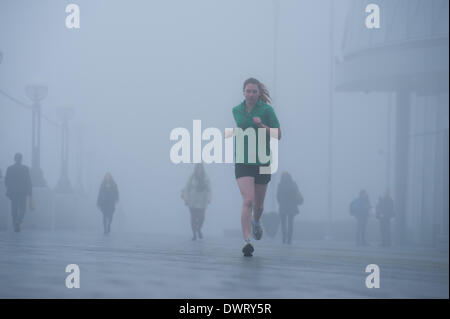 London, UK. 13. März 2014. eine frühe Jogger wie London aufwacht unter schweren Nebel Credit: Piero Cruciatti/Alamy Live News Stockfoto