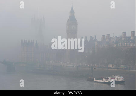 London, UK. 13. März 2014. Houses of Parliament, London, UK. Nebel umhüllt Teile von London heute als der Rush Hour begann. Im Bild: Houses of Parliament. Bildnachweis: Lee Thomas/Alamy Live-Nachrichten Stockfoto