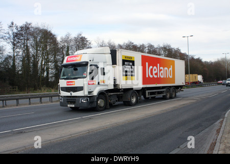 Ein Sattelschlepper Reisen entlang der A12-Straße in Essex, England Stockfoto