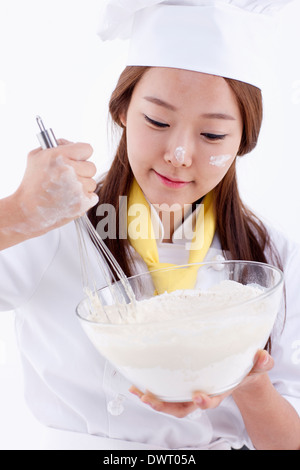 Schuss von einem weiblichen Konditor, mischen das Mehl hautnah Stockfoto