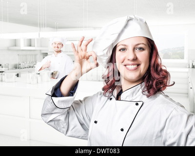 lächelnde junge Frau Koch-Porträt Stockfoto