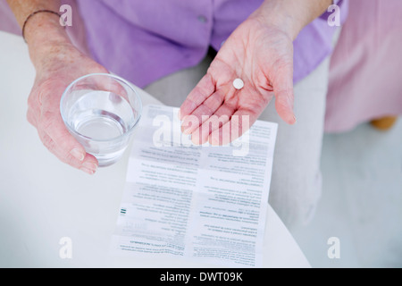 Ältere Person Einnahme von Medikamenten Stockfoto