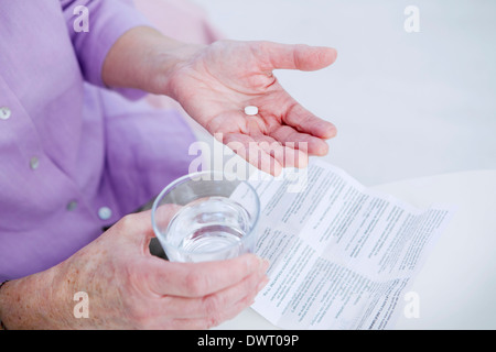 Ältere Person Einnahme von Medikamenten Stockfoto