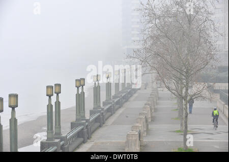 Vauxhall Bridge, London, UK. 13. März 2014. Ein nebeliger Morgen in der Nähe von Vauxhall Bridge. Bildnachweis: Matthew Chattle/Alamy Live-Nachrichten Stockfoto