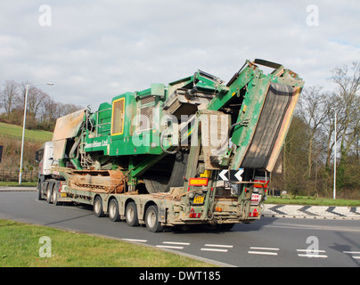 Ein Sattelschlepper Reisen rund um einen Kreisverkehr in Coulsdon, Surrey, England Stockfoto