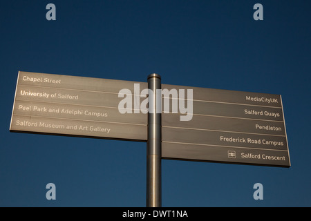 Straßenschilder zu verschiedenen Zielen. Am Straßenrand direktionale touristische Beschilderung in Salford, Manchester, UK Stockfoto