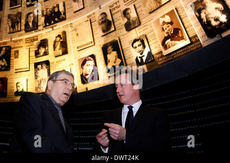 Jerusalem, Israel. 12. März 2014. Besuch der britische Premierminister David Cameron (R) spricht mit Yad Vashem Vorsitzender Avner Shalev in der Halle der Namen während seines Besuches in der Holocaust-Gedenkstätte Yad Vashem Museum in Jerusalem, am 12. März 2014. Der britische Premierminister David Cameron am Mittwoch forderte die israelische Knesset (Parlament) zu erreichen, für historische Frieden mit Palästinensern, während seiner ersten Besuch in Israel als Premierminister. Der britische Premierminister David Cameron ist bei einem zweitägigen Besuch in Israel und den palästinensischen Gebieten. Bildnachweis: POOL/Gali Tibbon/Xinhua/Alamy Live-Nachrichten Stockfoto