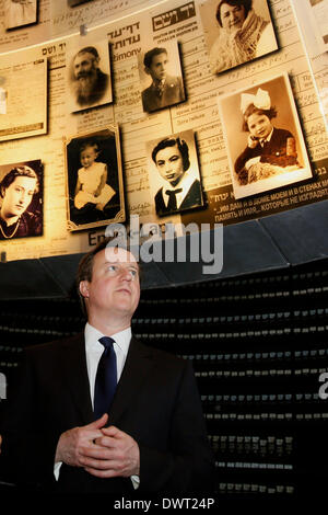 Jerusalem, Israel. 12. März 2014. Besuch der britische Premierminister David Cameron am 12. März 2014 die Holocaust-Gedenkstätte Yad Vashem Museum in Jerusalem besucht. Der britische Premierminister David Cameron am Mittwoch forderte die israelische Knesset (Parlament) zu erreichen, für historische Frieden mit Palästinensern, während seiner ersten Besuch in Israel als Premierminister. Der britische Premierminister David Cameron ist bei einem zweitägigen Besuch in Israel und den palästinensischen Gebieten. Bildnachweis: POOL/Gali Tibbon/Xinhua/Alamy Live-Nachrichten Stockfoto