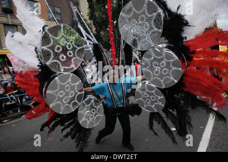 Nachtschwärmer und Tänzerinnen im Notting Hill Carnival in London 2011 Stockfoto