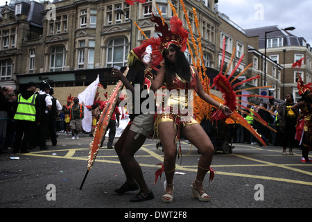 Nachtschwärmer und Tänzerinnen im Notting Hill Carnival in London 2011 Stockfoto