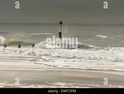 Bournemouth-Promenade mit Buhne und Flut Stockfoto