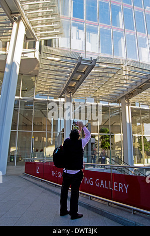 Mann unter Bild des Shards mit Ipad, London, England, Vereinigtes Königreich Stockfoto