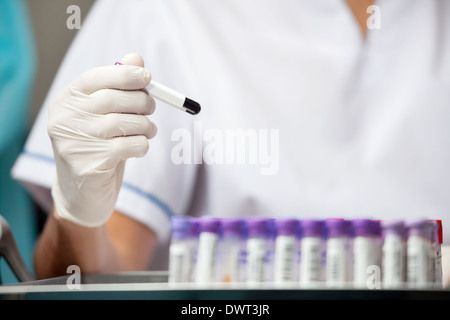 Forscher analysieren Probe im Labor Stockfoto