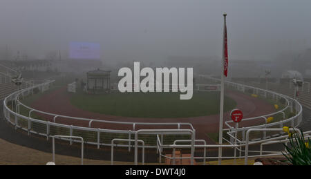 Cheltenham, Vereinigtes Königreich. 13. März 2014. Stimmung A neblig Ziellinie beim Cheltenham Gold Cup Festival 2014. Bildnachweis: Jules Annan/Alamy Live News Stockfoto