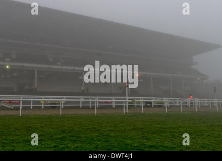 Cheltenham, Vereinigtes Königreich. 13. März 2014. Stimmung A neblig Ziellinie beim Cheltenham Gold Cup Festival 2014. Bildnachweis: Jules Annan/Alamy Live News Stockfoto