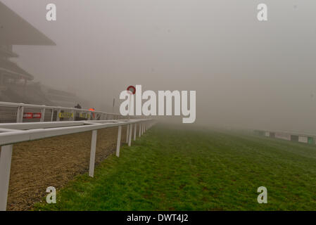 Cheltenham, Vereinigtes Königreich. 13. März 2014. Stimmung A neblig Ziellinie beim Cheltenham Gold Cup Festival 2014. Bildnachweis: Jules Annan/Alamy Live News Stockfoto