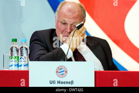 Datei - Datei Foto datiert 13. November 2013 zeigt Uli Hoeneß, der Präsident des deutschen Fußballclub FC Bayern München, weinend auf der Hauptversammlung des FC Bayern München in München. Die Steuerhinterziehung Testversion akzeptiert Rechtsanwälte für Uli Hoeneß eine Steuer Büro schätzen, dass er Steuern in Höhe von 27,2 Millionen Euro (38 Millionen Dollar) auf 12. März 2014 umgangen hatte. Bei seinem Versuch einen Tag früher hatten Staatsanwälte die Höhe der Steuern ausgelöst, wenn, die Hoeness vorgeworfen wird, auf diesen Betrag auszuweichen. Er wurde ursprünglich angeklagt Umgehung von 3,5 Millionen Euro nach zuzugeben letztes Jahr, dass er einen Schweizer Bankkonto statt. Die Stockfoto