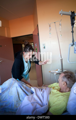 Krankenschwester mit Patienten Stockfoto