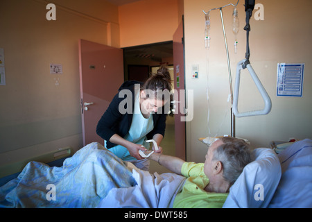 Krankenschwester mit Patienten Stockfoto