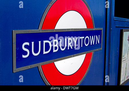 Sudbury Town U-Bahn-Station Rondell, London Borough of Brent, London, England, Vereinigtes Königreich Stockfoto