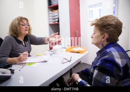 Frau, die Beratung für Hörgeschädigte Stockfoto
