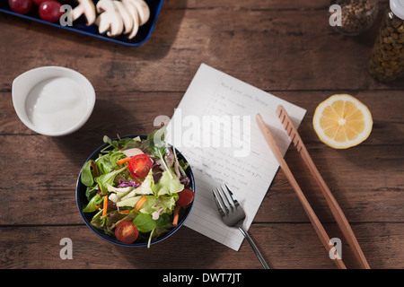 einen Brief neben einem Salat Stockfoto