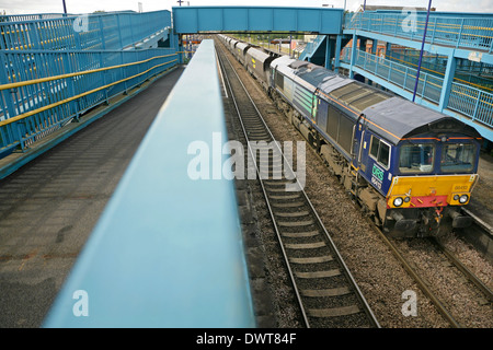 Klasse 66 Diesel Lokomotive 66413 mit Zug der leere Kohlewagen, auf der Durchreise nach Osten Barnetby Bahnhof, North Lincolnshire. Stockfoto