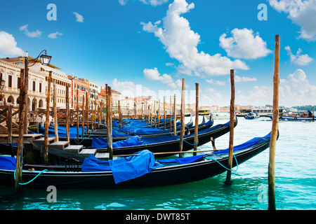 Gondeln in der Nähe von San Marko mit San Giorgio auf Hintergrund in Venedig in Riva Degli Schiavoni Straße Stockfoto