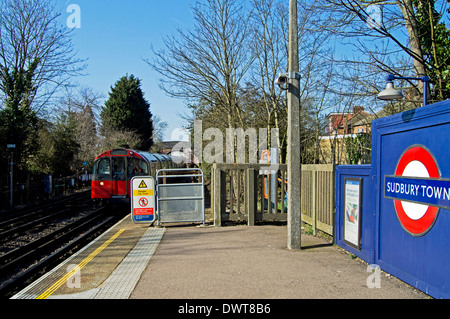 Sudbury Town U-Bahn-Station Plattform zeigt Zug der Piccadilly Line, London Borough of Brent, London, England, Vereinigtes Königreich Stockfoto