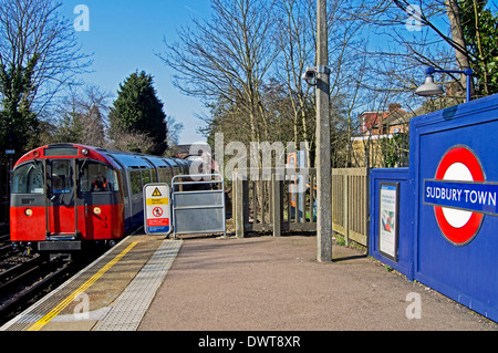 Sudbury Town U-Bahn-Station Plattform zeigt Zug der Piccadilly Line, London Borough of Brent, London, England, Vereinigtes Königreich Stockfoto