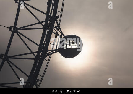 LONDON, UK, 13. März 2014. London beginnt an dem Tag in eine Decke von Nebel eingehüllt. Die aufgehende Sonne ist eines der Hülsen mit dem London Eye direkt beleuchtet. Bildnachweis: Steve Bright/Alamy Live-Nachrichten Stockfoto