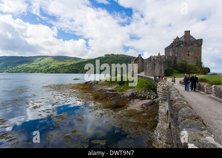 Eilean Donan Castle - Blick über den Damm Stockfoto