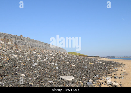 Gabion Meer Verteidigung zum Schutz gegen Küstenerosion Millennium Coastal Park Llanelli Carmarthenshire Wales Cymru UK GB Stockfoto