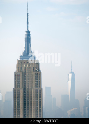 Das Empire State Building und das neue One World Trade Center von der Rockefeller Building gesehen an einem nebligen Tag in New York 2 Stockfoto