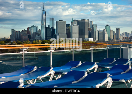 Die Skyline von Manhattan aus dem Kreuzfahrtschiff Caribbean Princess betrachtet vertäut am Brooklyn International Terminal, New York Stockfoto