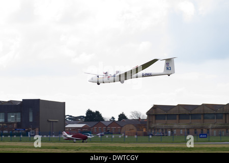 Segelflugzeug-Landung bei Lee auf Solent-Flugplatz Stockfoto