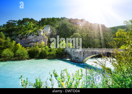 Brücke über den Fluss in den südlichen französischen Alpen Berge Le Verdon Stockfoto