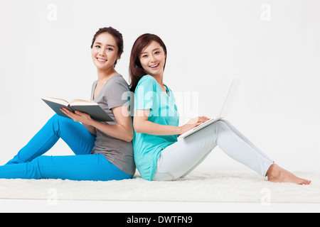zwei Frauen sitzen auf dem Boden Stockfoto