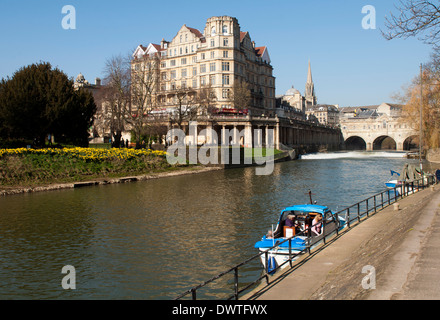 Blick über den Fluss Avon in Richtung Pulteney Bridge, Bath, Somerset, England, Vereinigtes Königreich Stockfoto