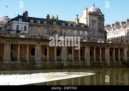 Blick über den Fluss Avon an der Guildhall Markt, Bath, Somerset, England, UK Stockfoto