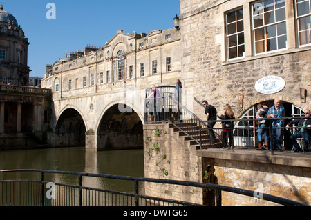 Riverside Cafe und Pulteney Bridge, Bath, Somerset, England, UK Stockfoto