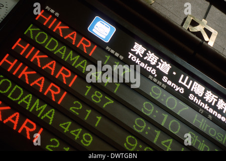 Anzeigentafel zeigt Reiseziele in englischer Sprache von der Shinkansen-Hochgeschwindigkeitszug an der JR Tokio Bahnhof Tokio Japan Stockfoto