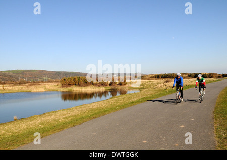 Radfahrer auf der Küstenweg Llanelli Carmarthenshire Cymru UK GB Wales Millennium Stockfoto