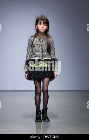 New York, NY - 8. März 2014: Mädchen Spaziergänge Start-und Landebahn für Mischka Aoki bei Vogue Bambini PetiteParade Kids Fashion Week am Center 545 Stockfoto